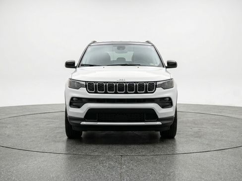 Used 2025 Jeep Compass Limited AWD/4WD image 2