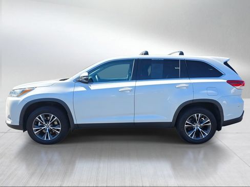 Used 2019 Toyota Highlander LE AWD/4WD image 6