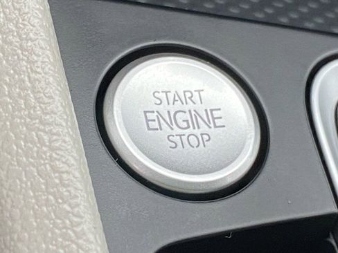 Certified 2025 Volkswagen Jetta SE image 17