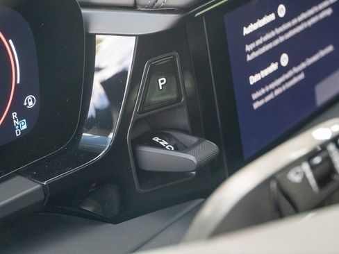 Certified 2025 Porsche Macan Electric image 28