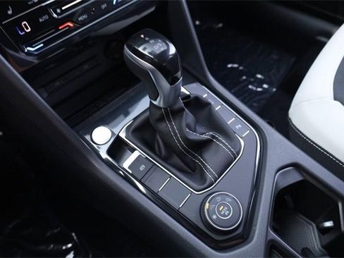 New 2025 Volkswagen Taos SE image 17