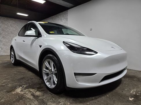 Used 2024 Tesla Model Y Long Range AWD/4WD image 4