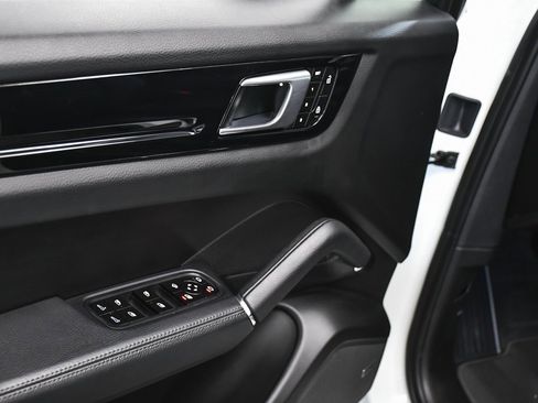 Used 2022 Porsche Cayenne Coupe image 10