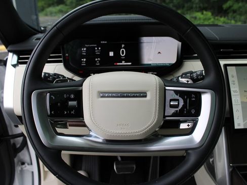 Used 2025 Land Rover Range Rover SE AWD/4WD image 10