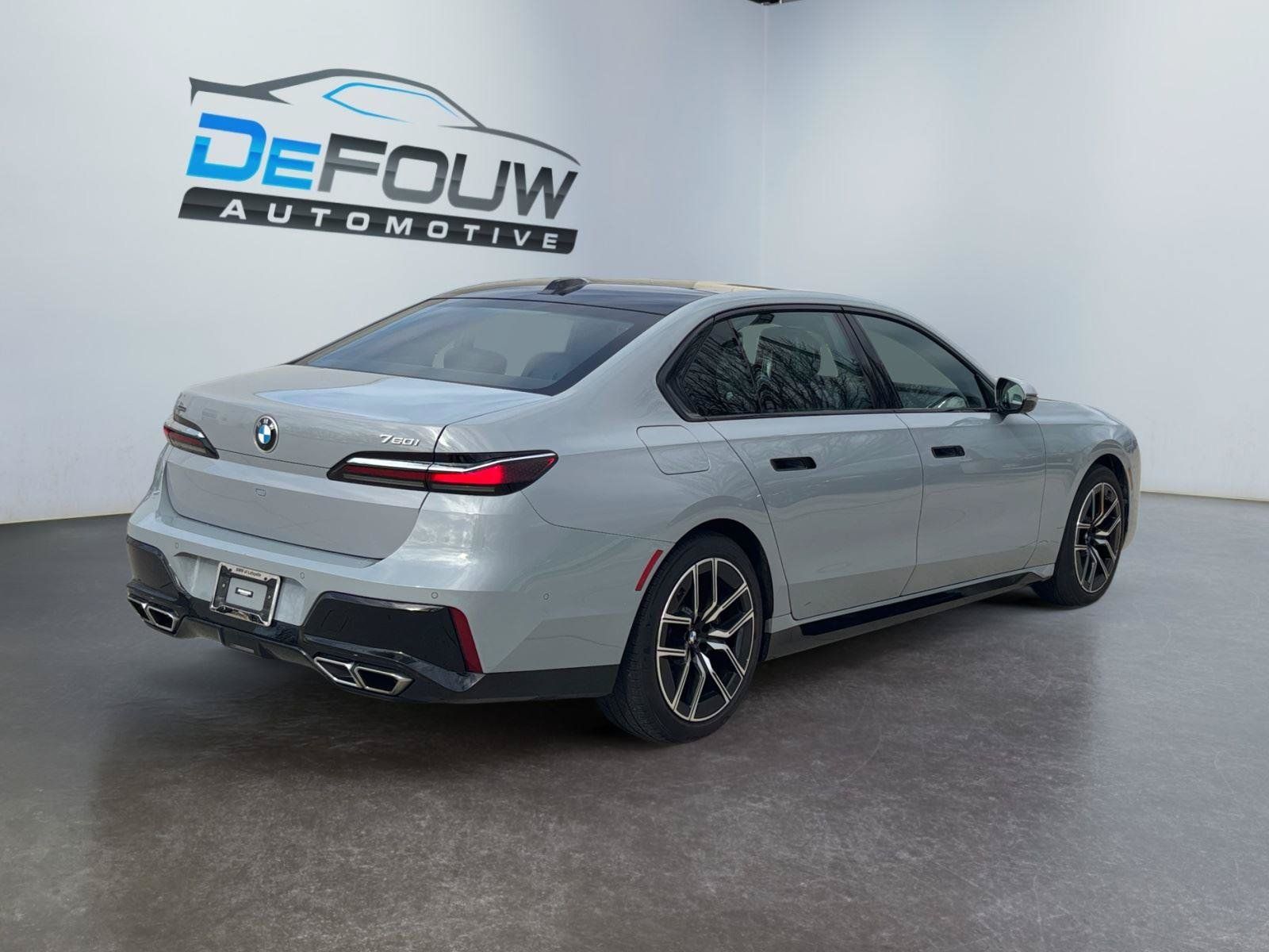 Used 2023 BMW 760i xDrive AWD/4WD image 3