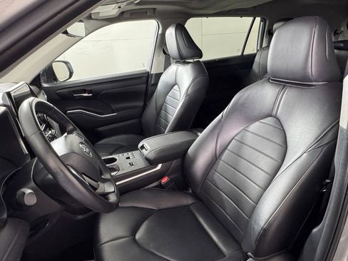 Used 2024 Toyota Highlander LE image 16