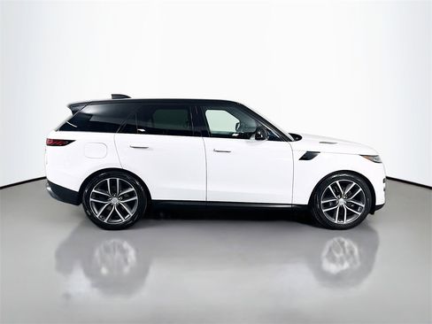 Used 2023 Land Rover Range Rover Sport SE image 4