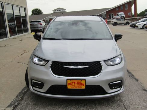 Used 2024 Chrysler Pacifica Touring-L FWD image 13