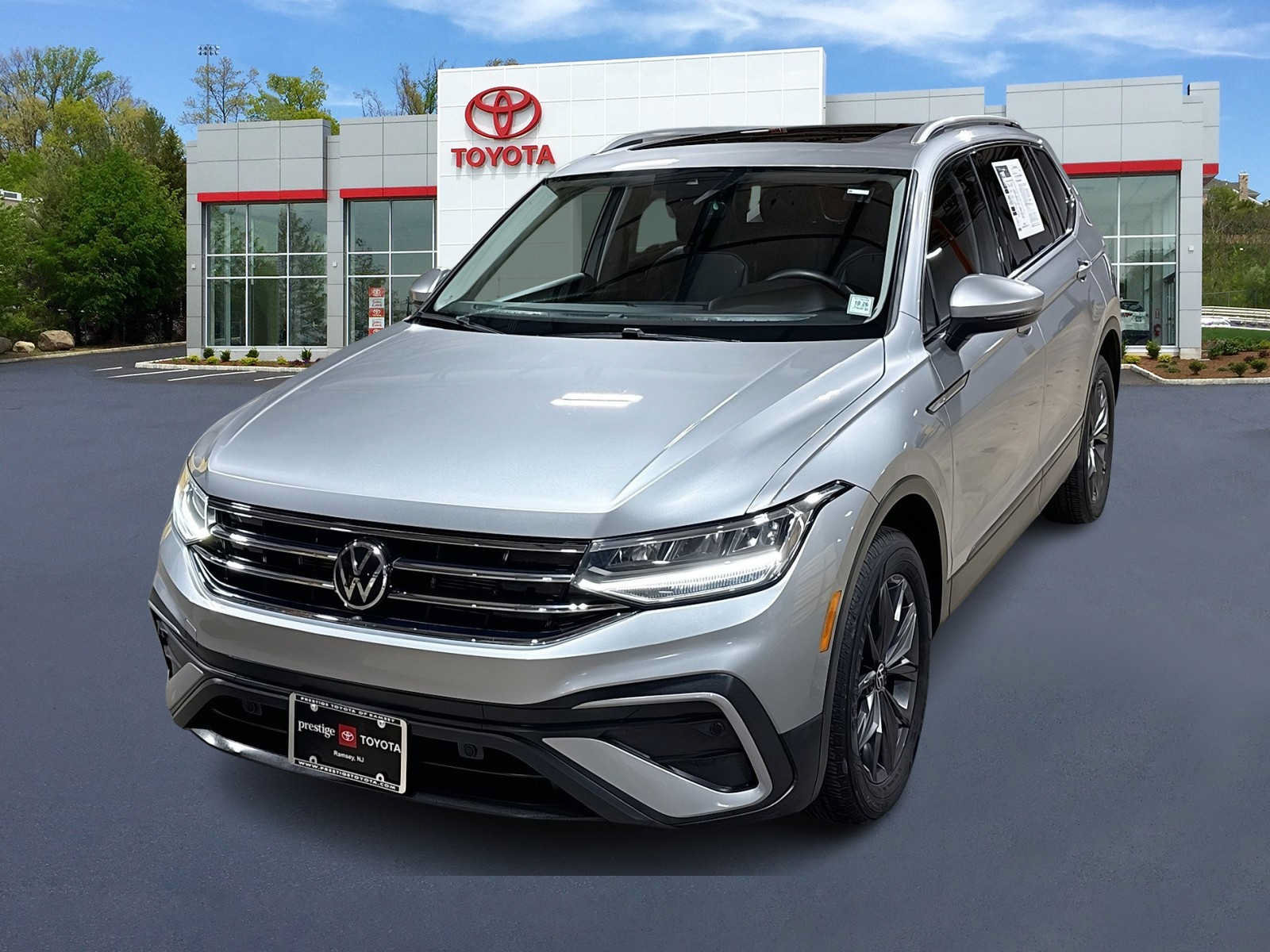 Used 2023 Volkswagen Tiguan SE w/ Panoramic Sunroof Package FWD image 1