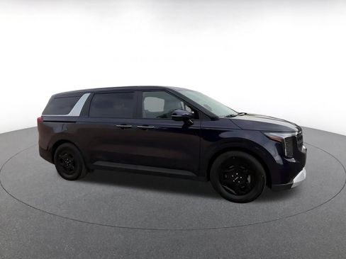 Used 2026 Kia Carnival FWD image 2