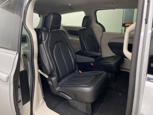 Used 2024 Chrysler Pacifica Touring-L image 17