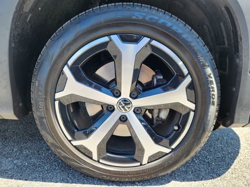 Used 2025 Volkswagen Tiguan SE AWD/4WD image 19