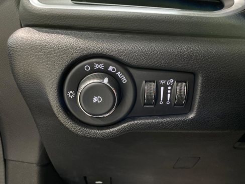 Used 2018 Chrysler Pacifica Touring-L w/ Premium Audio Group image 11