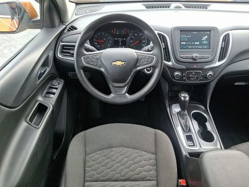 Used 2018 Chevrolet Equinox LT image 2