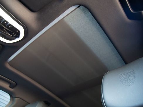 Certified 2025 Porsche Macan AWD/4WD image 9