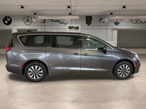 Used 2023 Chrysler Pacifica Touring-L image 7