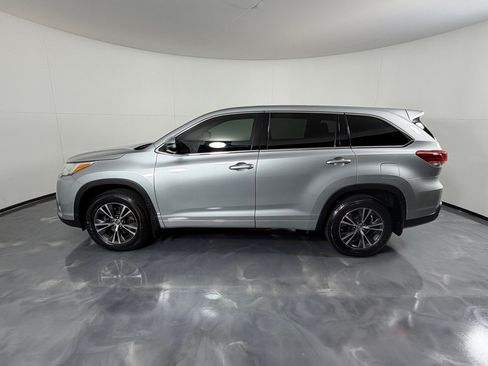 Used 2018 Toyota Highlander LE FWD image 8