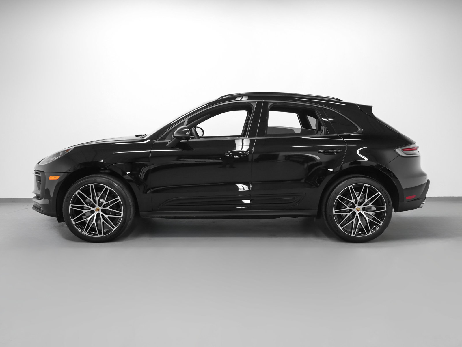 Certified 2026 Porsche Macan AWD/4WD image 2