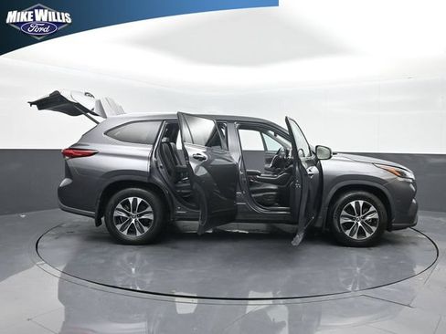 Used 2022 Toyota Highlander XLE FWD image 27