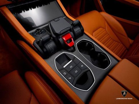 Used 2025 Lamborghini Urus SE AWD/4WD image 27
