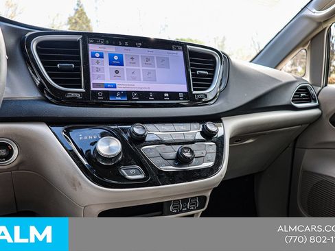 Used 2024 Chrysler Pacifica Touring-L FWD image 31