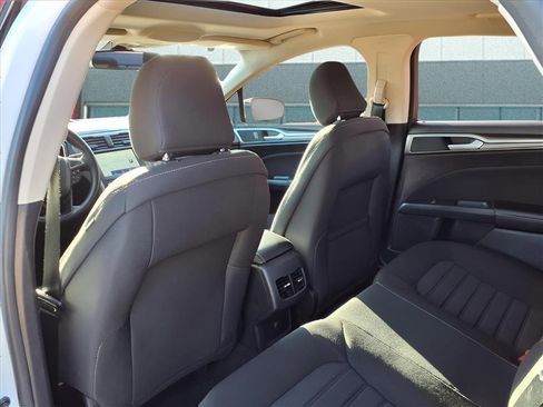 Used 2020 Ford Fusion SE image 12