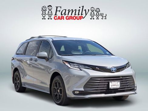 Used 2025 Toyota Sienna XLE Woodland Edition AWD/4WD image 2