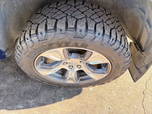 Used 2019 RAM 1500 Laramie image 36