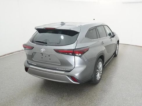 New 2026 Toyota Highlander Platinum image 8