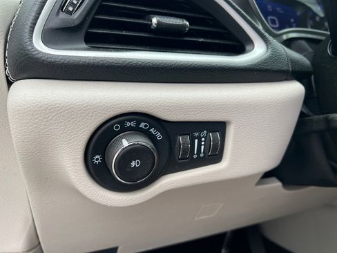 Certified 2024 Chrysler Pacifica Touring-L image 36