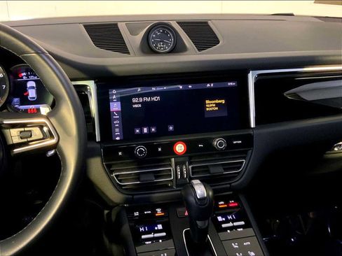 Certified 2024 Porsche Macan image 16