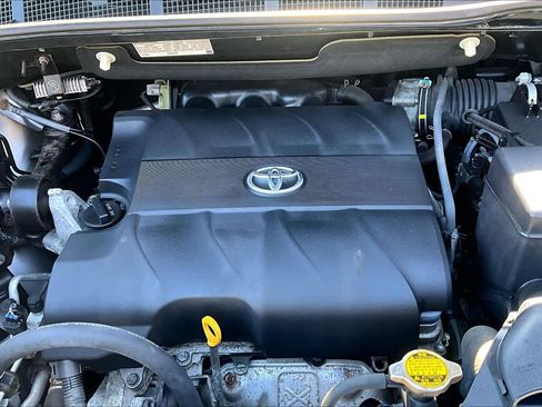 Used 2012 Toyota Sienna XLE w/ Premium Pkg image 31