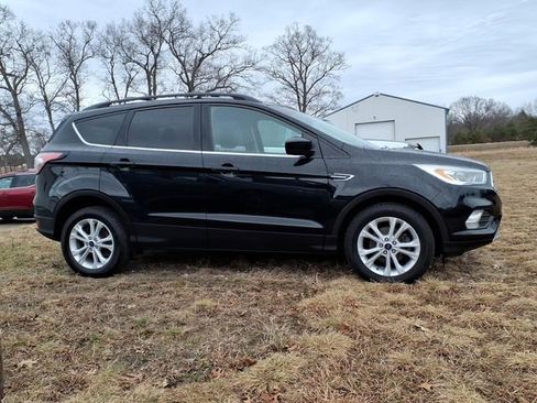 Used 2017 Ford Escape SE w/ Equipment Group 201A image 4