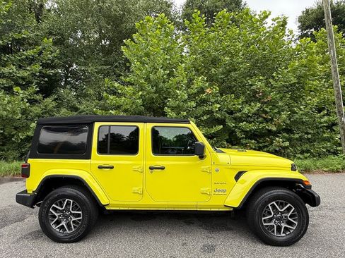 Used 2024 Jeep Wrangler Unlimited Sahara w/ Technology Group AWD/4WD image 5