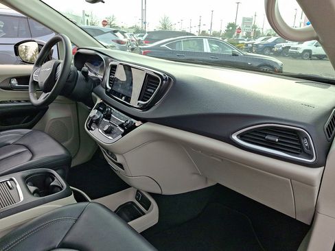 Used 2024 Chrysler Pacifica Touring-L image 11