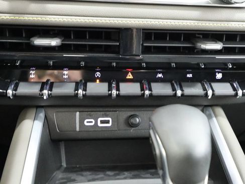 Used 2024 Chevrolet Colorado ZR2 w/ ZR2 Convenience Package III AWD/4WD image 6