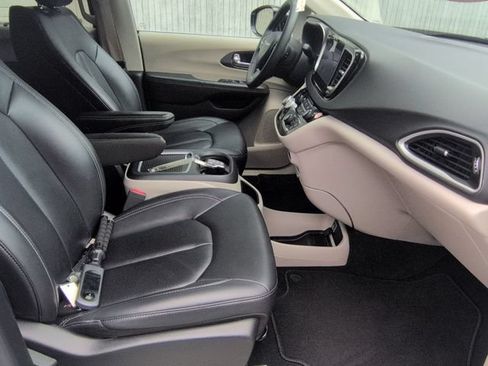 Used 2024 Chrysler Pacifica Touring-L FWD image 30