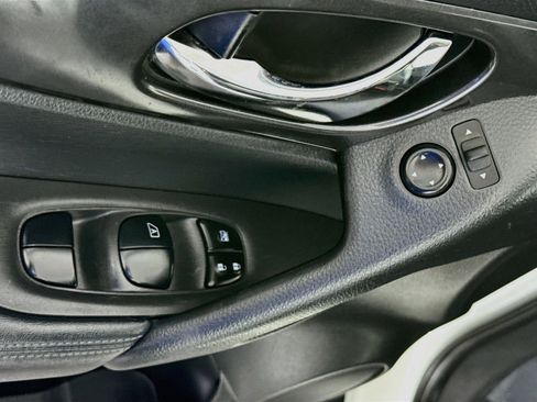Used 2020 Nissan Rogue SV FWD image 24