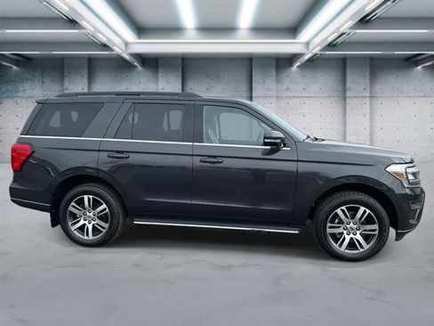 Used 2022 Ford Expedition XLT image 3