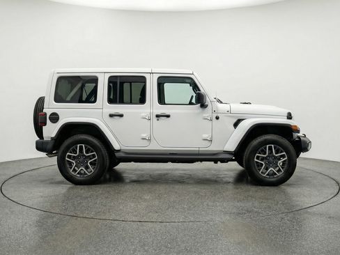 Used 2025 Jeep Wrangler Sahara image 11