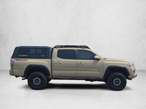 Used 2020 Toyota Tacoma TRD Off-Road w/ TRD Premium Off Road Package AWD/4WD image 4
