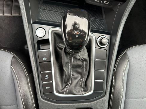 Used 2025 Volkswagen Jetta SE image 43