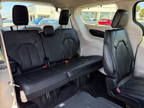 Used 2022 Chrysler Pacifica Touring-L FWD image 21