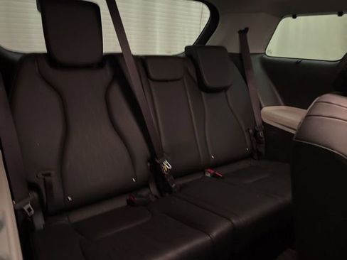 Certified 2024 Kia Carnival EX image 21