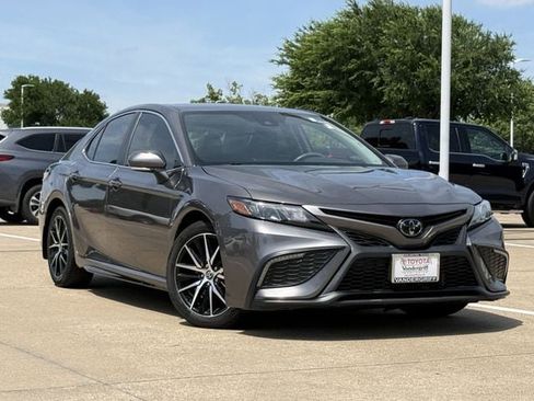 Used 2022 Toyota Camry SE FWD image 2