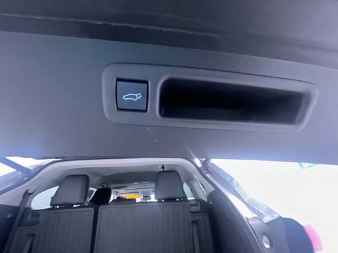 Used 2020 Toyota Highlander XLE image 41