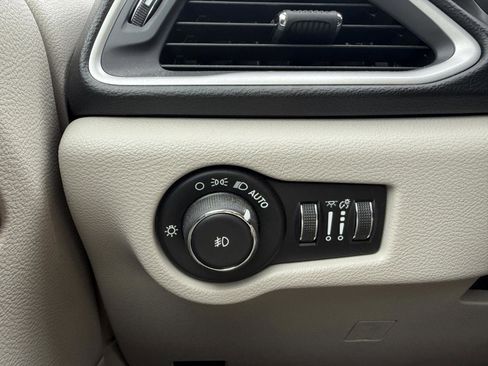 Used 2020 Chrysler Pacifica Touring-L FWD image 22