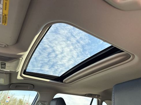 Used 2022 Toyota RAV4 XLE Premium image 11