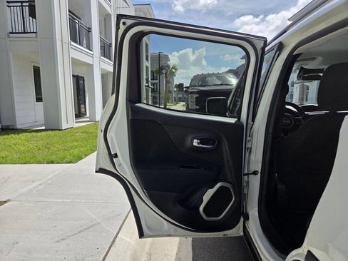 Used 2017 Jeep Renegade Latitude image 32