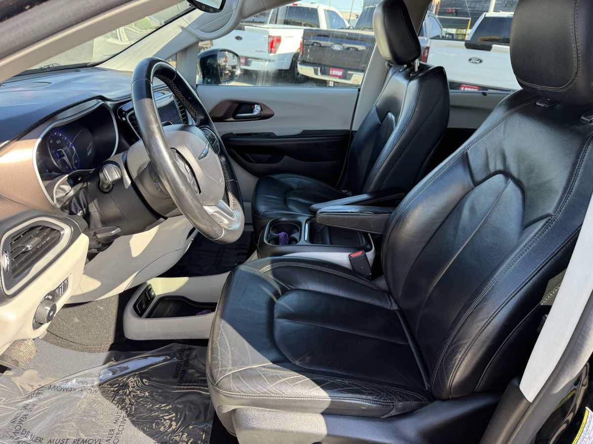 Used 2017 Chrysler Pacifica Touring-L FWD image 9